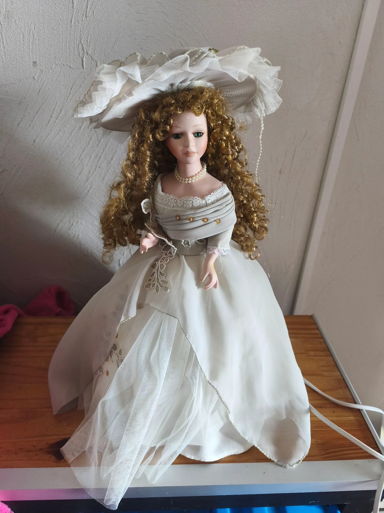 Lampe poupee en porcelaine